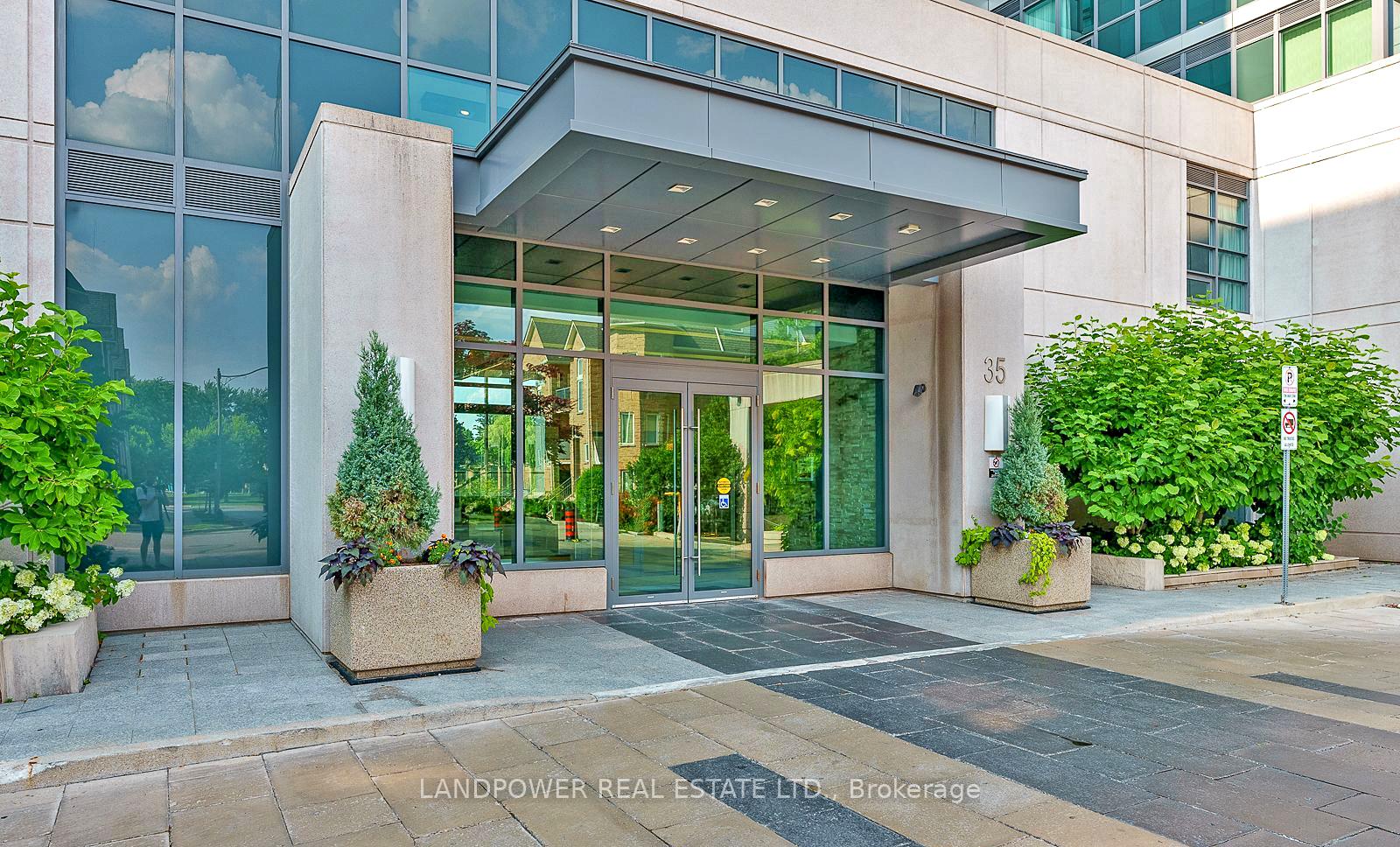 Photo 2 of Unit 916, 35 Brian Peck Crescent, Toronto, Thorncliffe Park — HOMEH