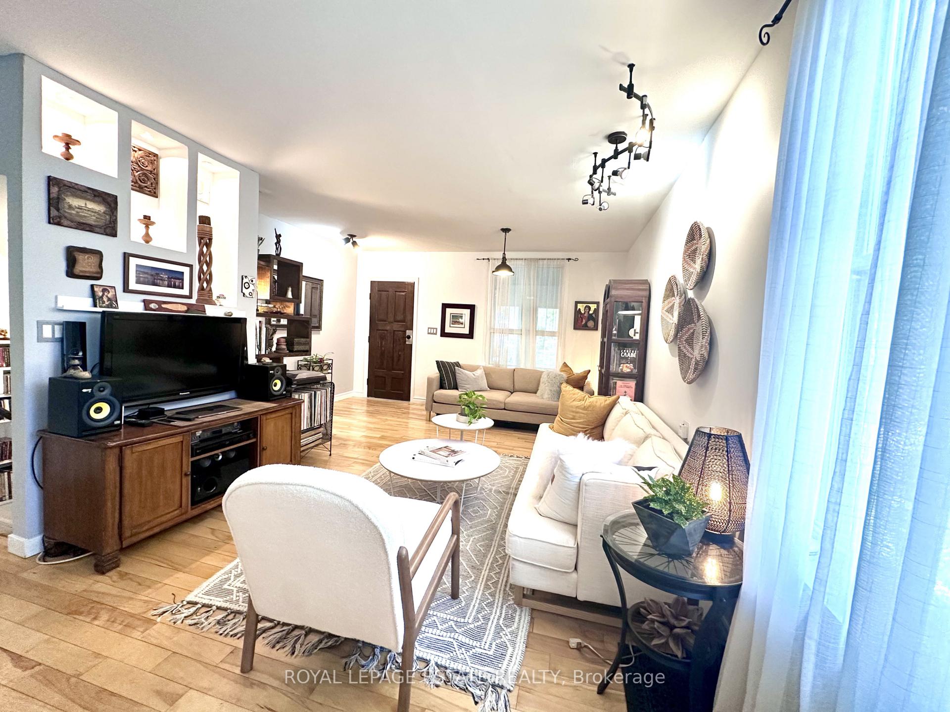 Photo 8 of 158 Waverley Road, Toronto, The Beaches — HOMEH