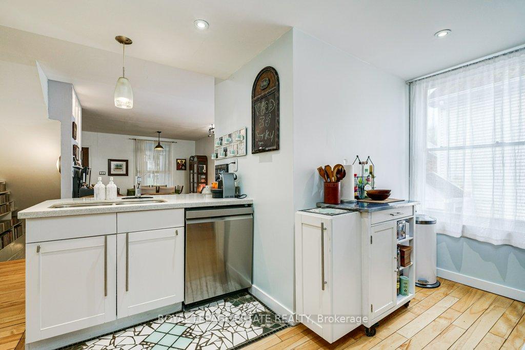 Photo 11 of 158 Waverley Road, Toronto, The Beaches — HOMEH
