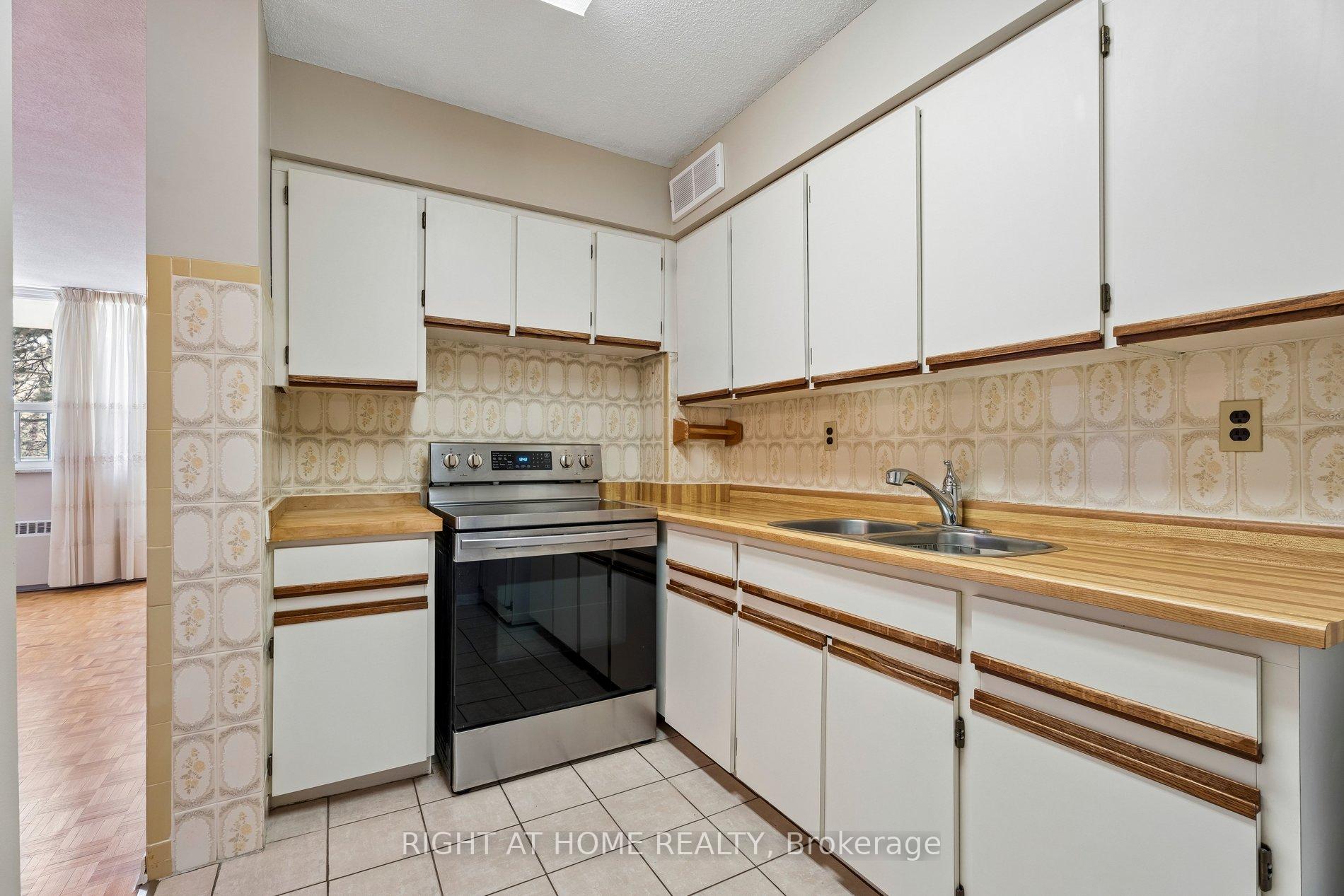 Photo 8 of Unit 207, 212 Kerr Street, Oakville, Central — HOMEH