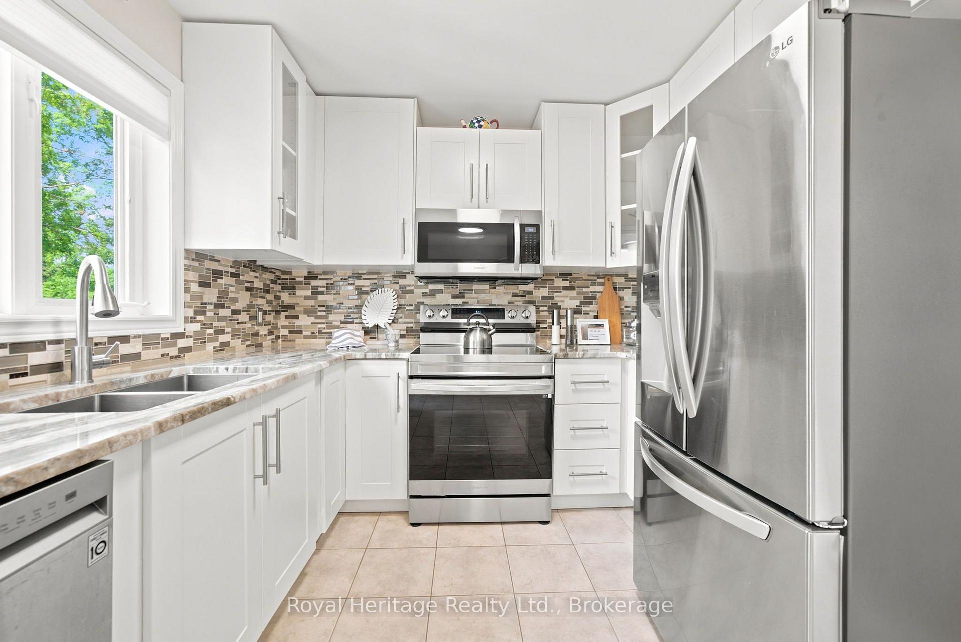 Photo 12 of 20 Fallingbrook Crescent, Kawartha Lakes, Lindsay — HOMEH