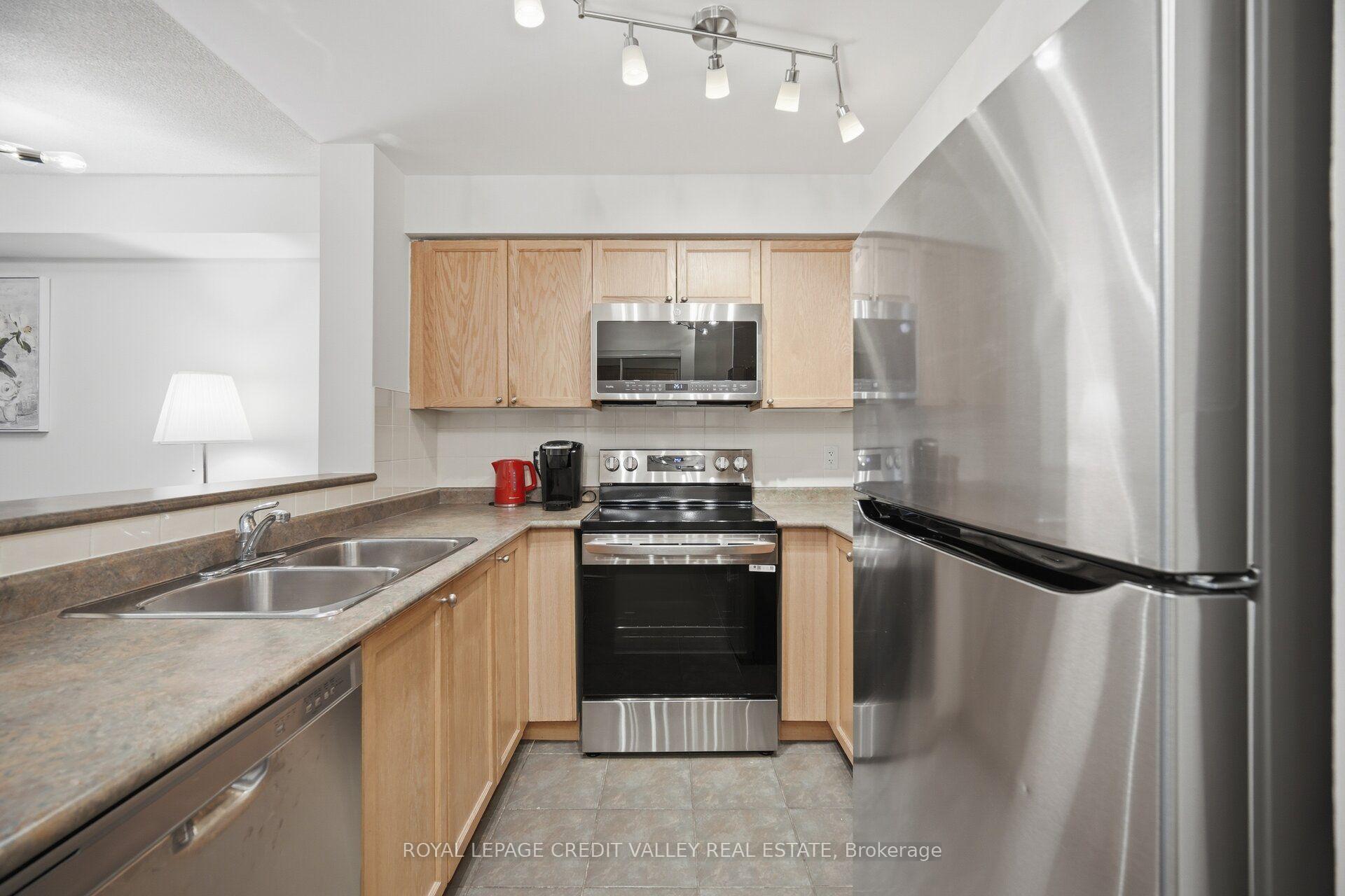 Photo 8 of Unit 902, 9 Michael Power Place, Etobicoke, Islington-City Centre West — HOMEH