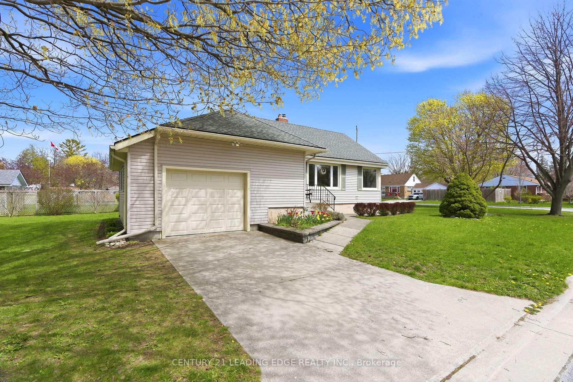Photo 3 of 160 Widder Street, Goderich, Goderich (Town) — HOMEH