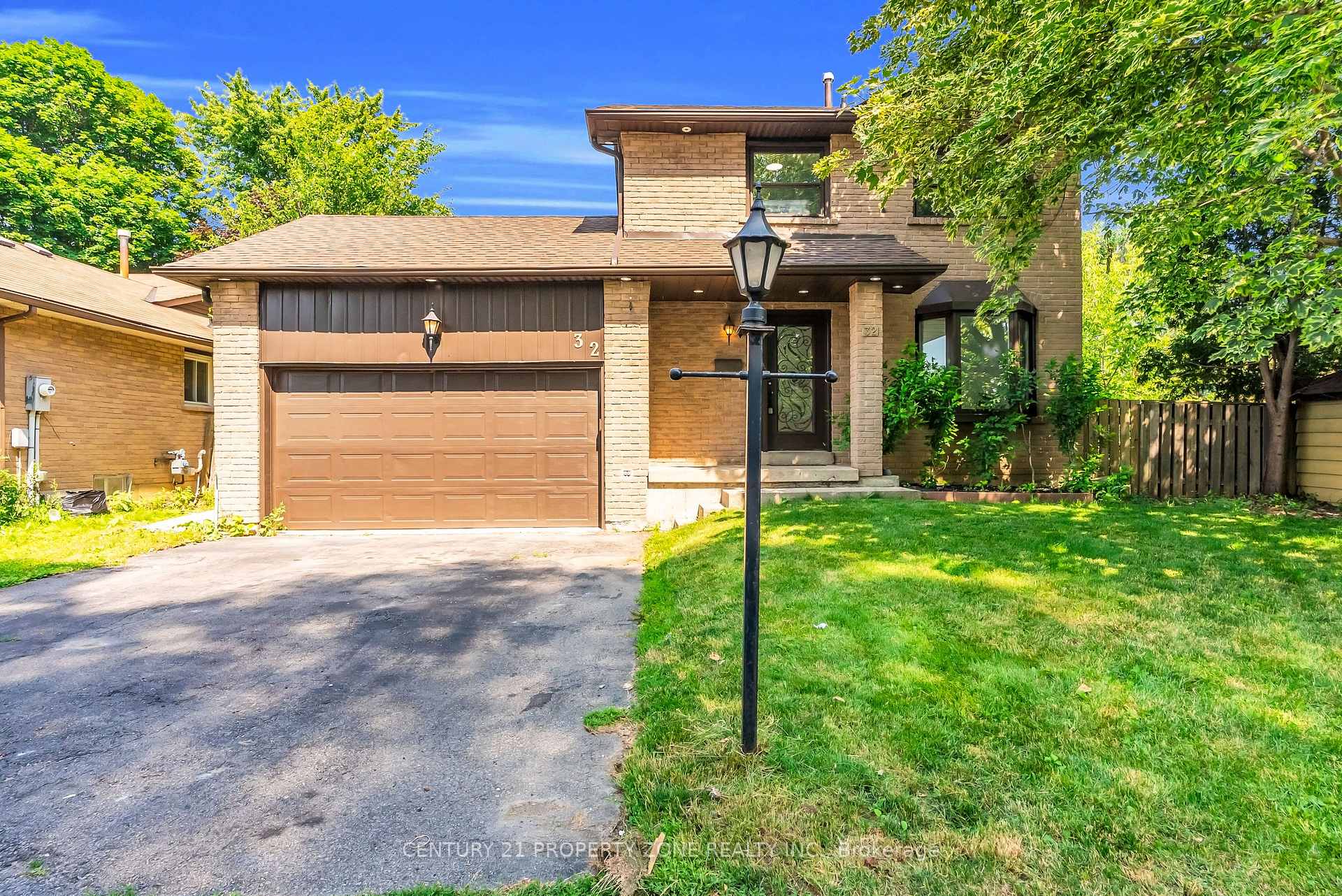Photo 5 of 32 Archibald Street, Brampton, Brampton West — HOMEH