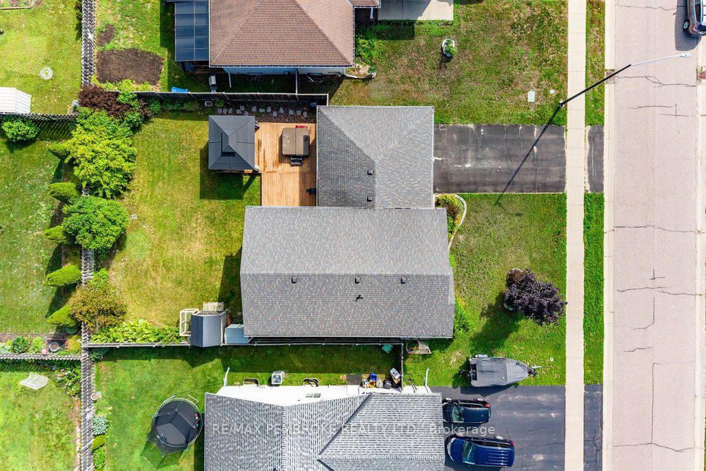 Photo 3 of 2038 Sandstone Crescent, Petawawa, Petawawa — HOMEH