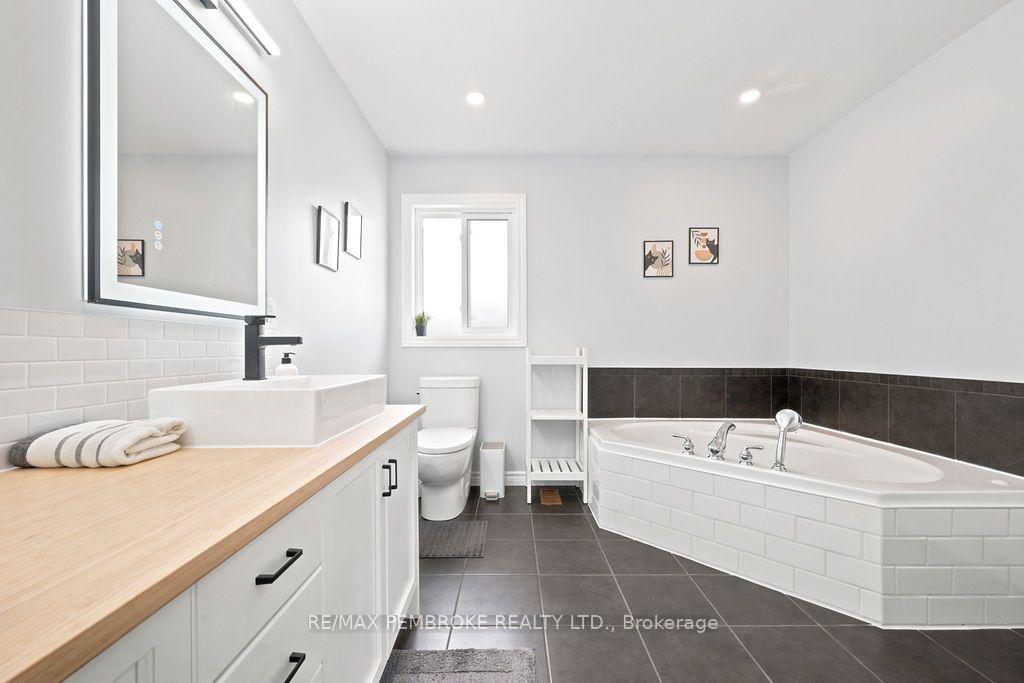 Photo 5 of 2038 Sandstone Crescent, Petawawa, Petawawa — HOMEH