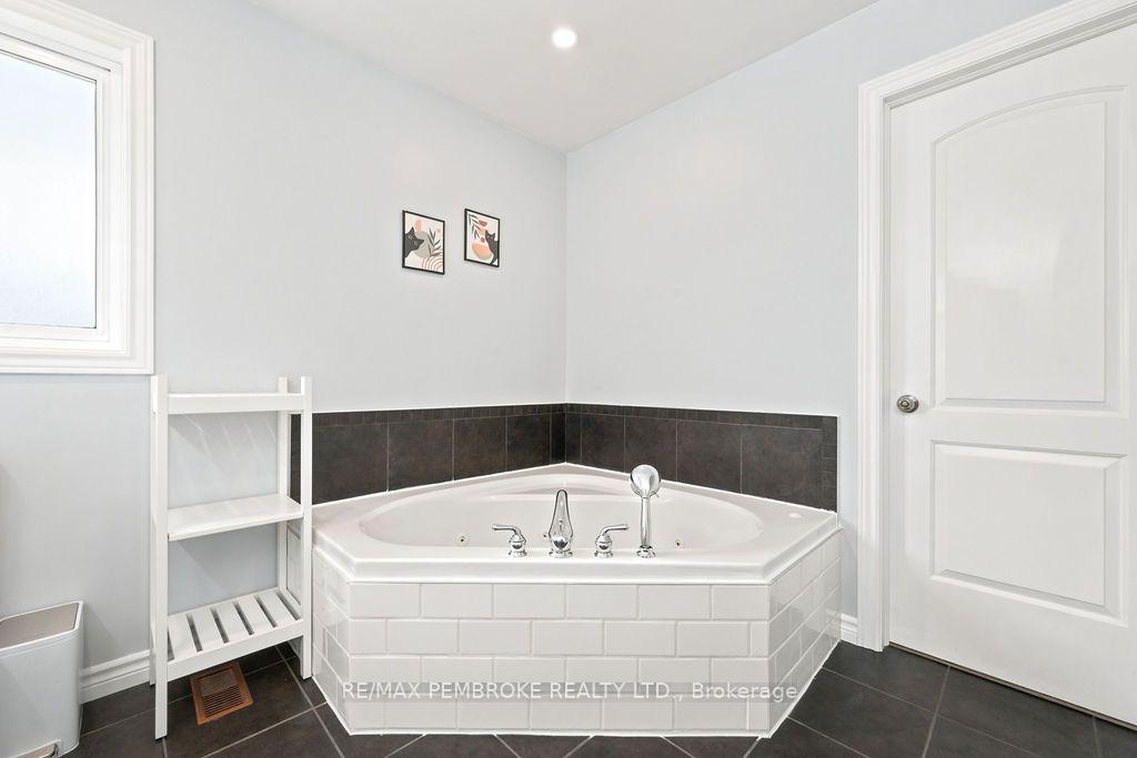 Photo 7 of 2038 Sandstone Crescent, Petawawa, Petawawa — HOMEH