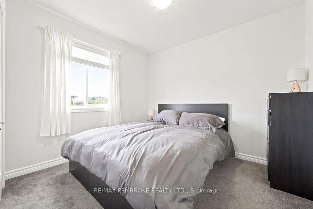 Photo 12 of 2038 Sandstone Crescent, Petawawa, Petawawa — HOMEH