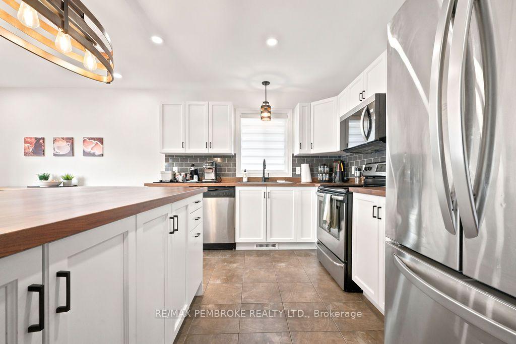 Photo 15 of 2038 Sandstone Crescent, Petawawa, Petawawa — HOMEH