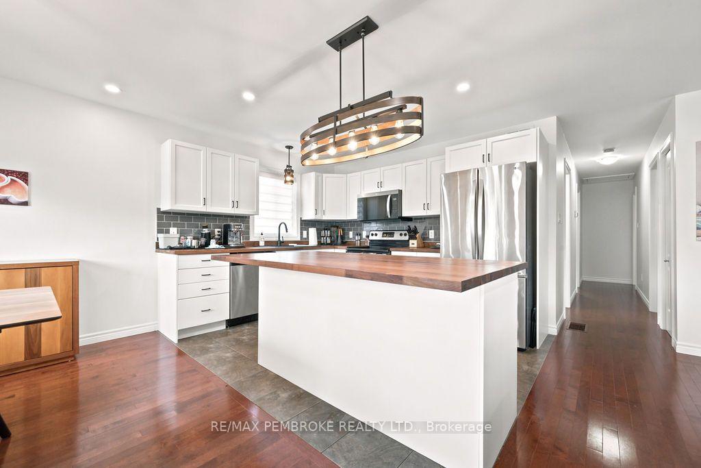 Photo 16 of 2038 Sandstone Crescent, Petawawa, Petawawa — HOMEH
