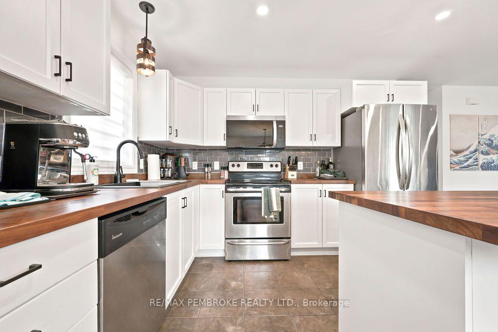 Photo 17 of 2038 Sandstone Crescent, Petawawa, Petawawa — HOMEH