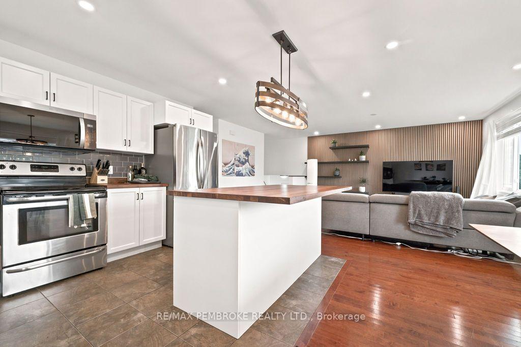 Photo 18 of 2038 Sandstone Crescent, Petawawa, Petawawa — HOMEH