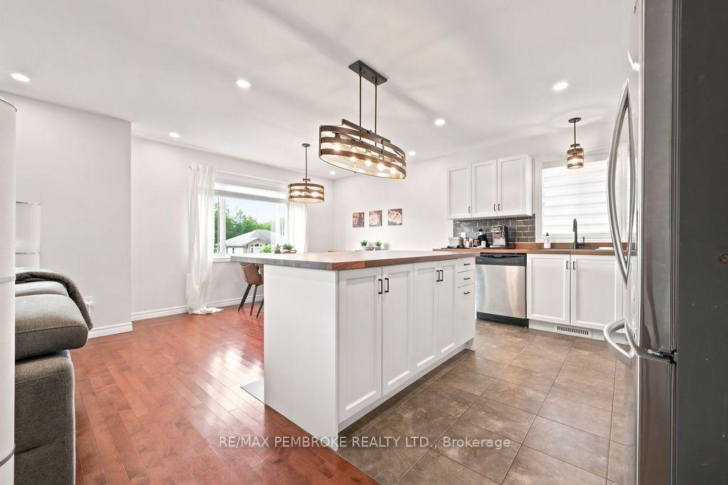 Photo 22 of 2038 Sandstone Crescent, Petawawa, Petawawa — HOMEH