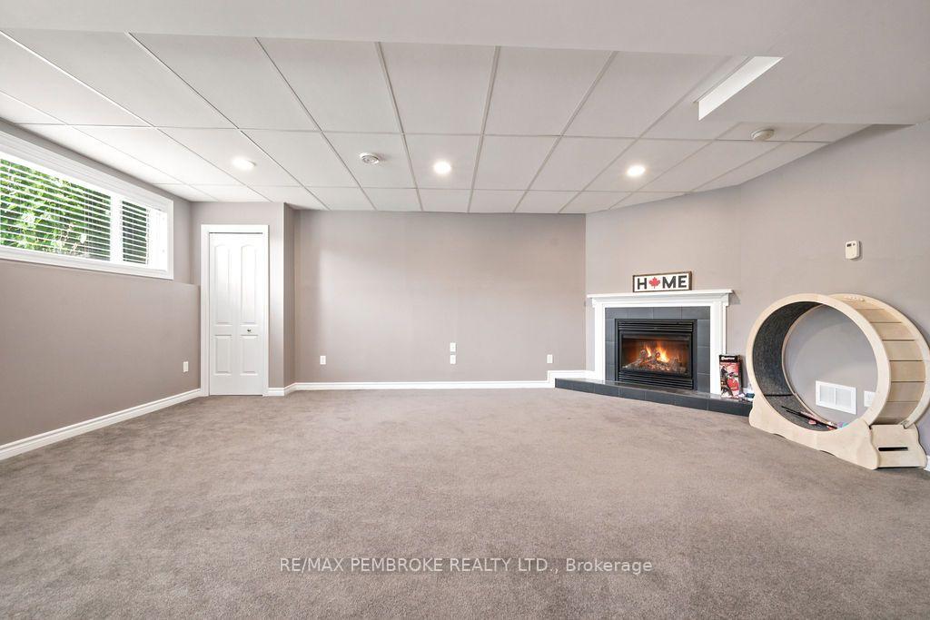 Photo 24 of 2038 Sandstone Crescent, Petawawa, Petawawa — HOMEH