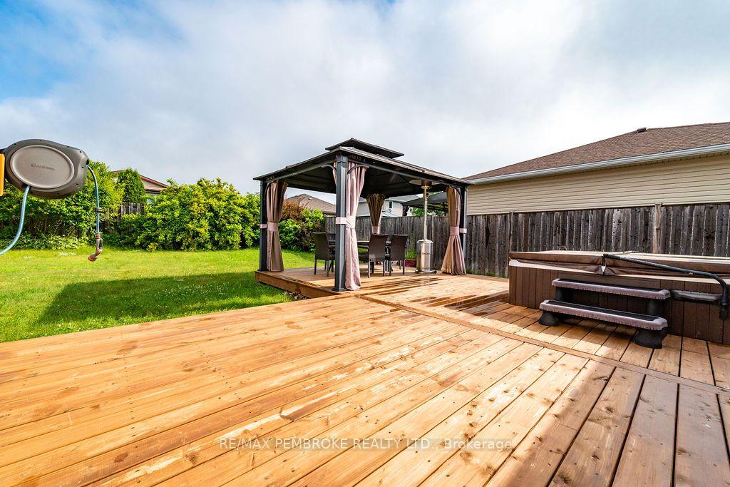 Photo 31 of 2038 Sandstone Crescent, Petawawa, Petawawa — HOMEH