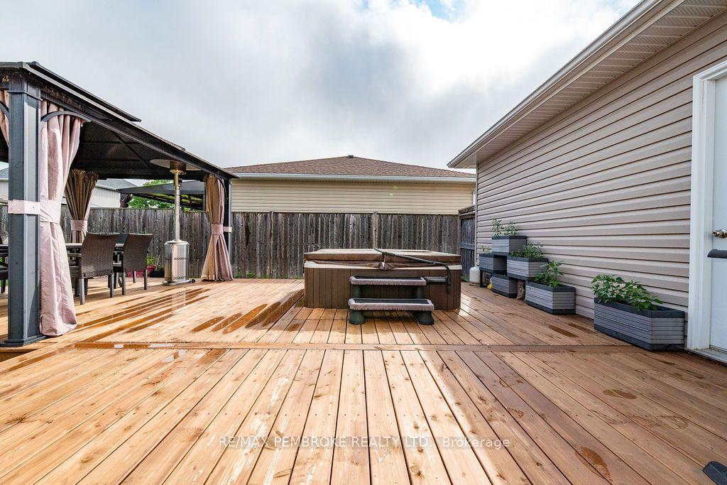 Photo 32 of 2038 Sandstone Crescent, Petawawa, Petawawa — HOMEH