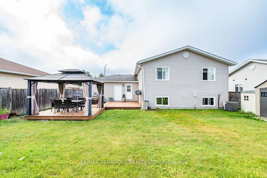 Photo 34 of 2038 Sandstone Crescent, Petawawa, Petawawa — HOMEH