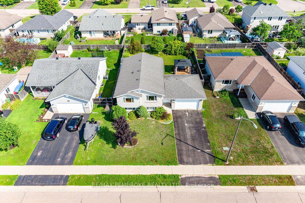 Photo 36 of 2038 Sandstone Crescent, Petawawa, Petawawa — HOMEH