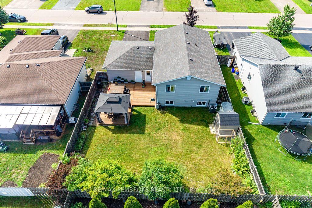 Photo 37 of 2038 Sandstone Crescent, Petawawa, Petawawa — HOMEH
