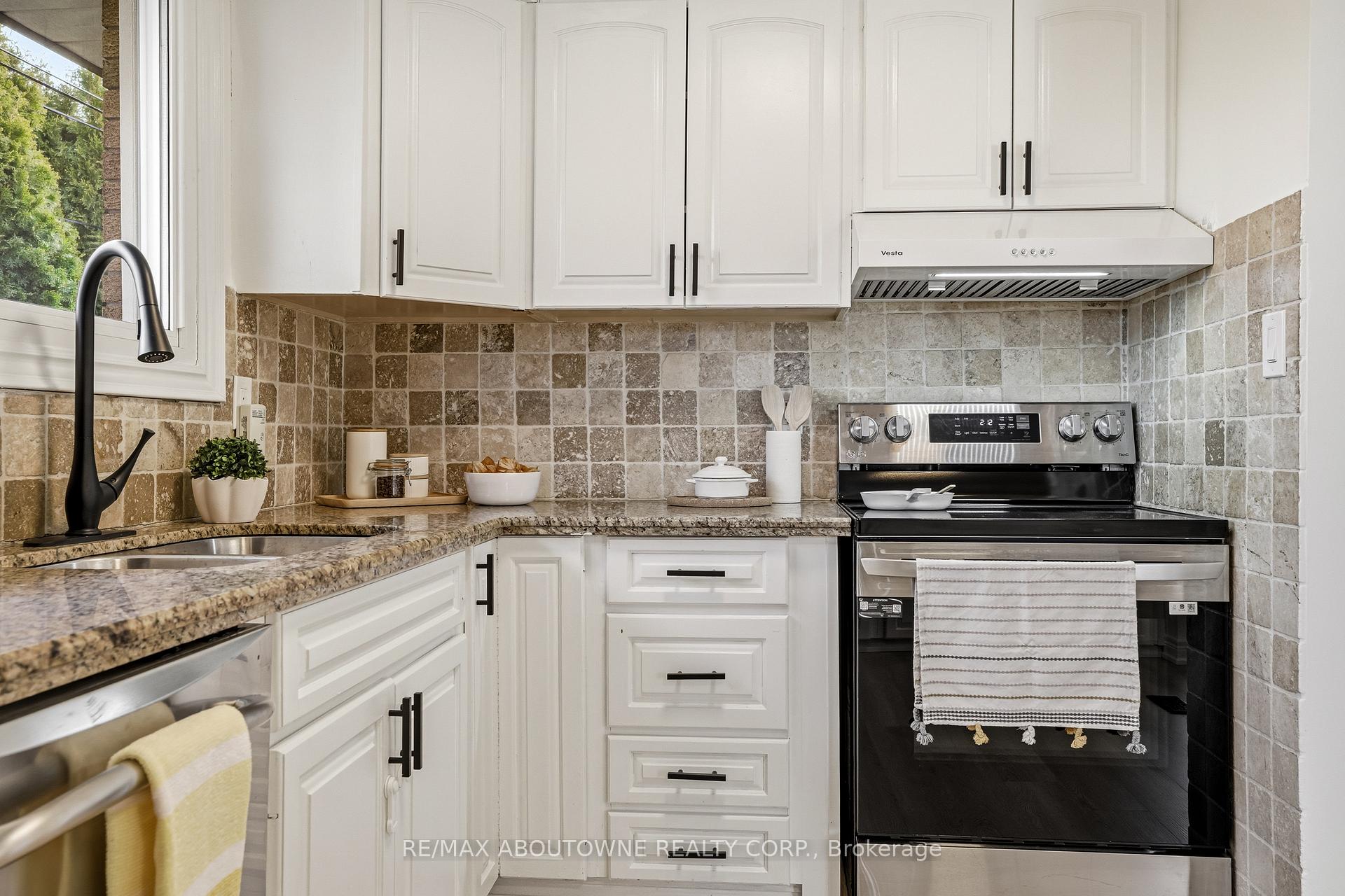 Photo 14 of 106 Beland Avenue N, Hamilton, McQuesten — HOMEH