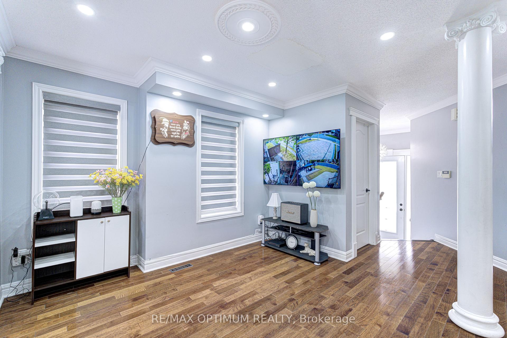 Photo 9 of 54 Bramoak Crescent, Brampton, Northwest Sandalwood Parkway — HOMEH
