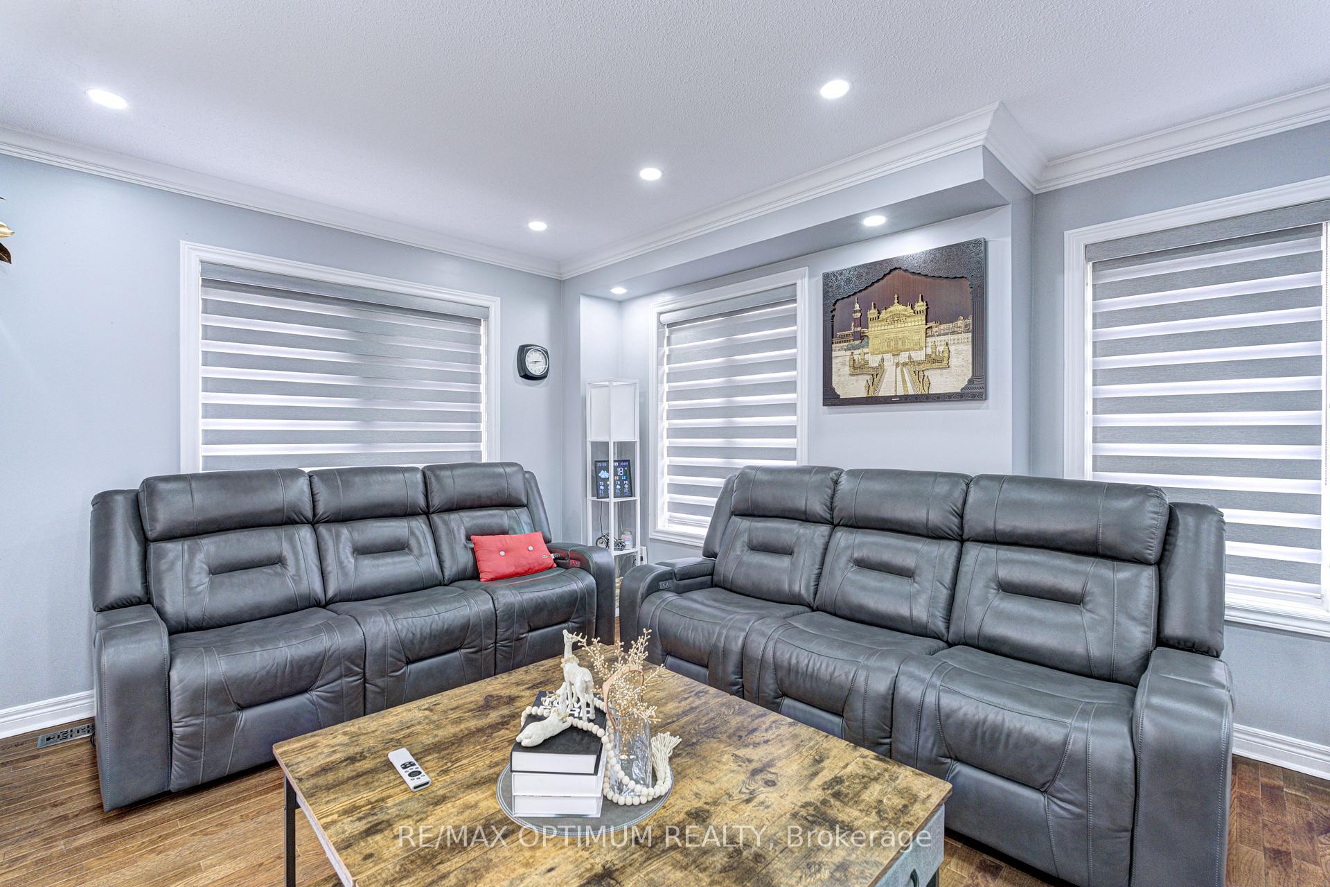 Photo 10 of 54 Bramoak Crescent, Brampton, Northwest Sandalwood Parkway — HOMEH