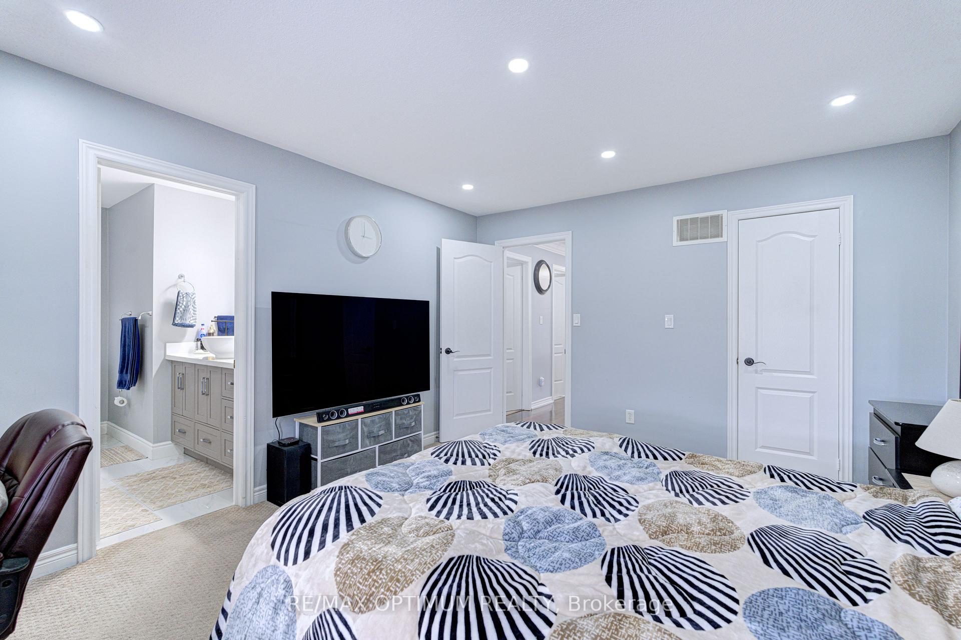 Photo 22 of 54 Bramoak Crescent, Brampton, Northwest Sandalwood Parkway — HOMEH