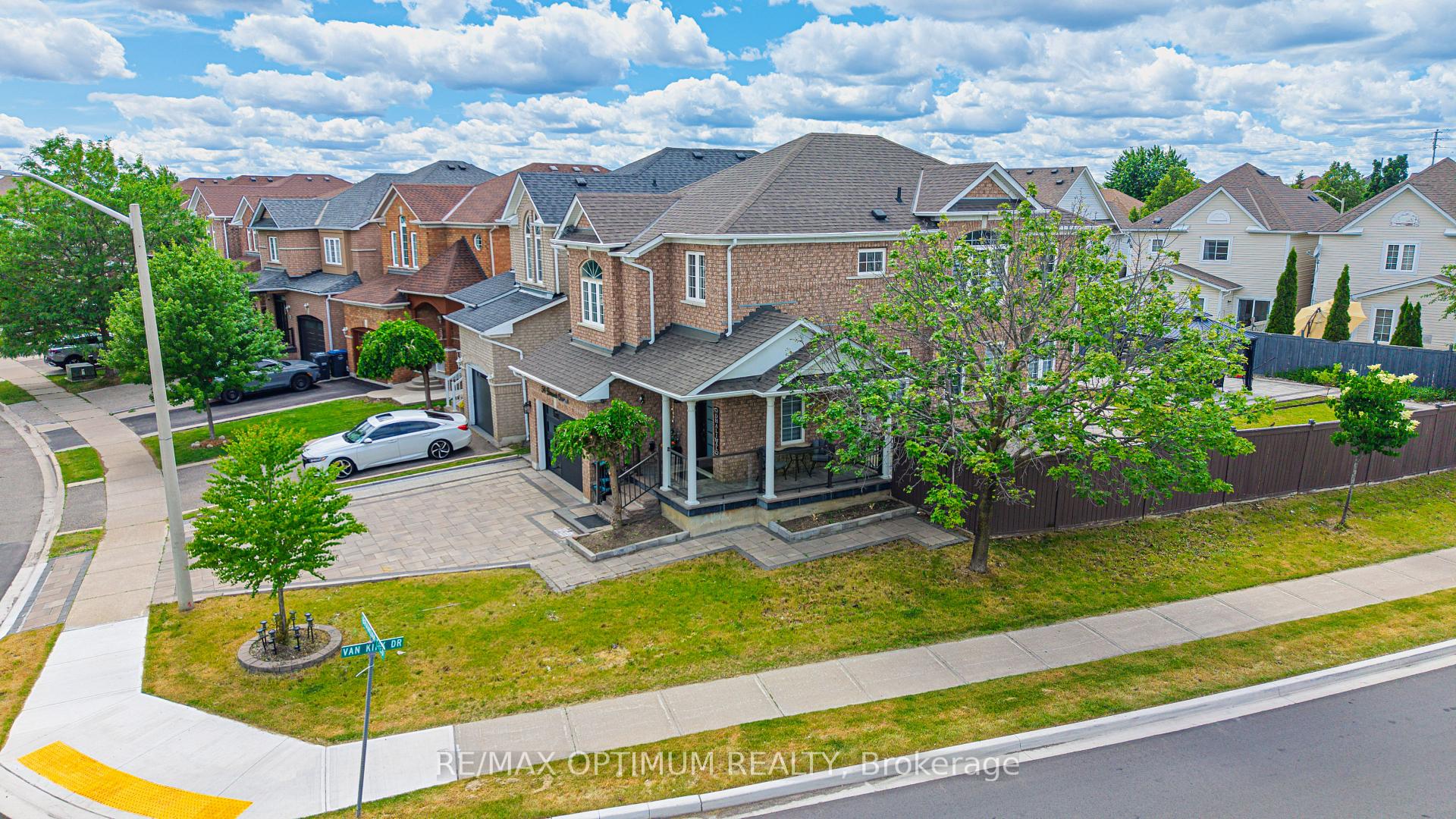 Photo 43 of 54 Bramoak Crescent, Brampton, Northwest Sandalwood Parkway — HOMEH