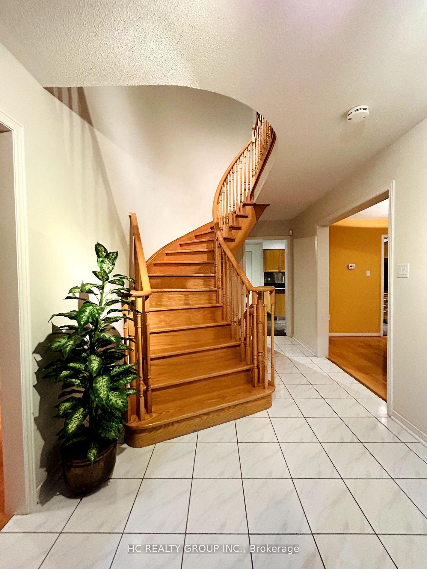Photo 2 of 33 Westmoreland Court, Markham, Unionville — HOMEH