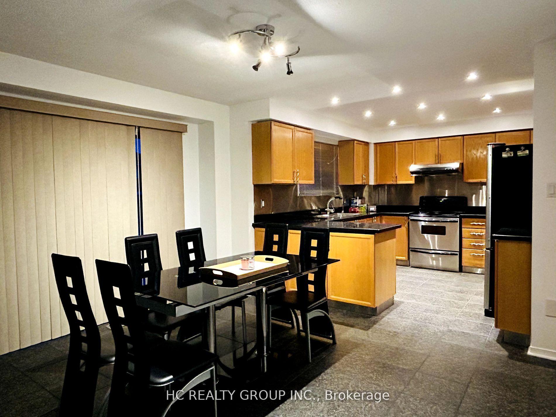 Photo 3 of 33 Westmoreland Court, Markham, Unionville — HOMEH