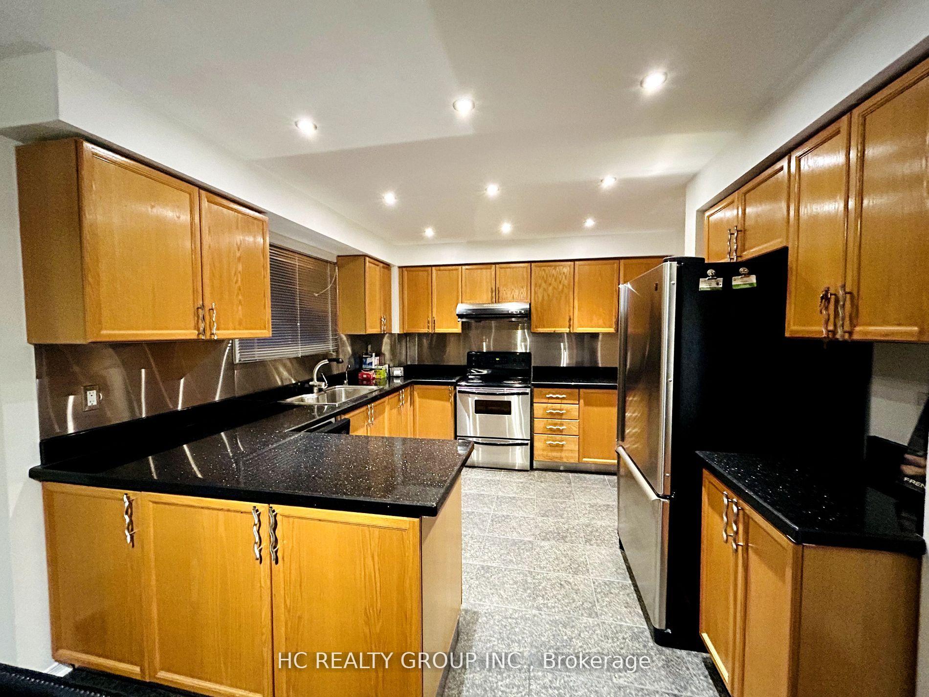 Photo 4 of 33 Westmoreland Court, Markham, Unionville — HOMEH