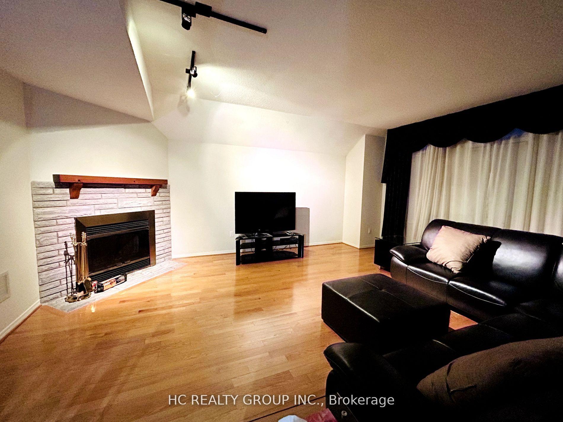 Photo 5 of 33 Westmoreland Court, Markham, Unionville — HOMEH