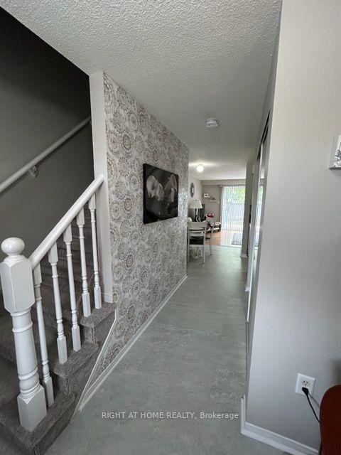Photo 3 of 22 Lion's Gate Boulevard, Barrie, Little Lake — HOMEH