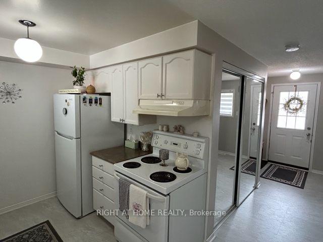 Photo 6 of 22 Lion's Gate Boulevard, Barrie, Little Lake — HOMEH