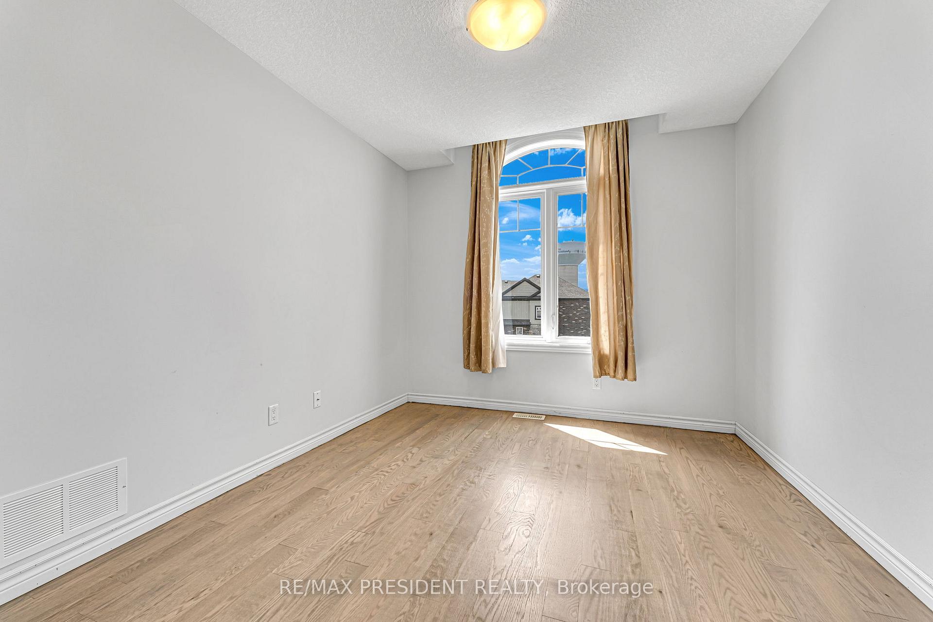 Photo 8 of 573 Forman Avenue, Stratford — HOMEH