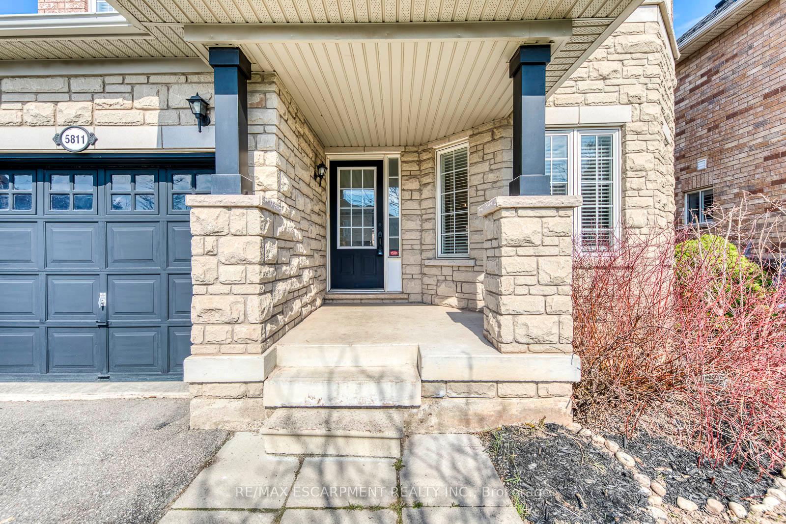 Photo 2 of 5811 Page Crescent, Burlington, Orchard — HOMEH