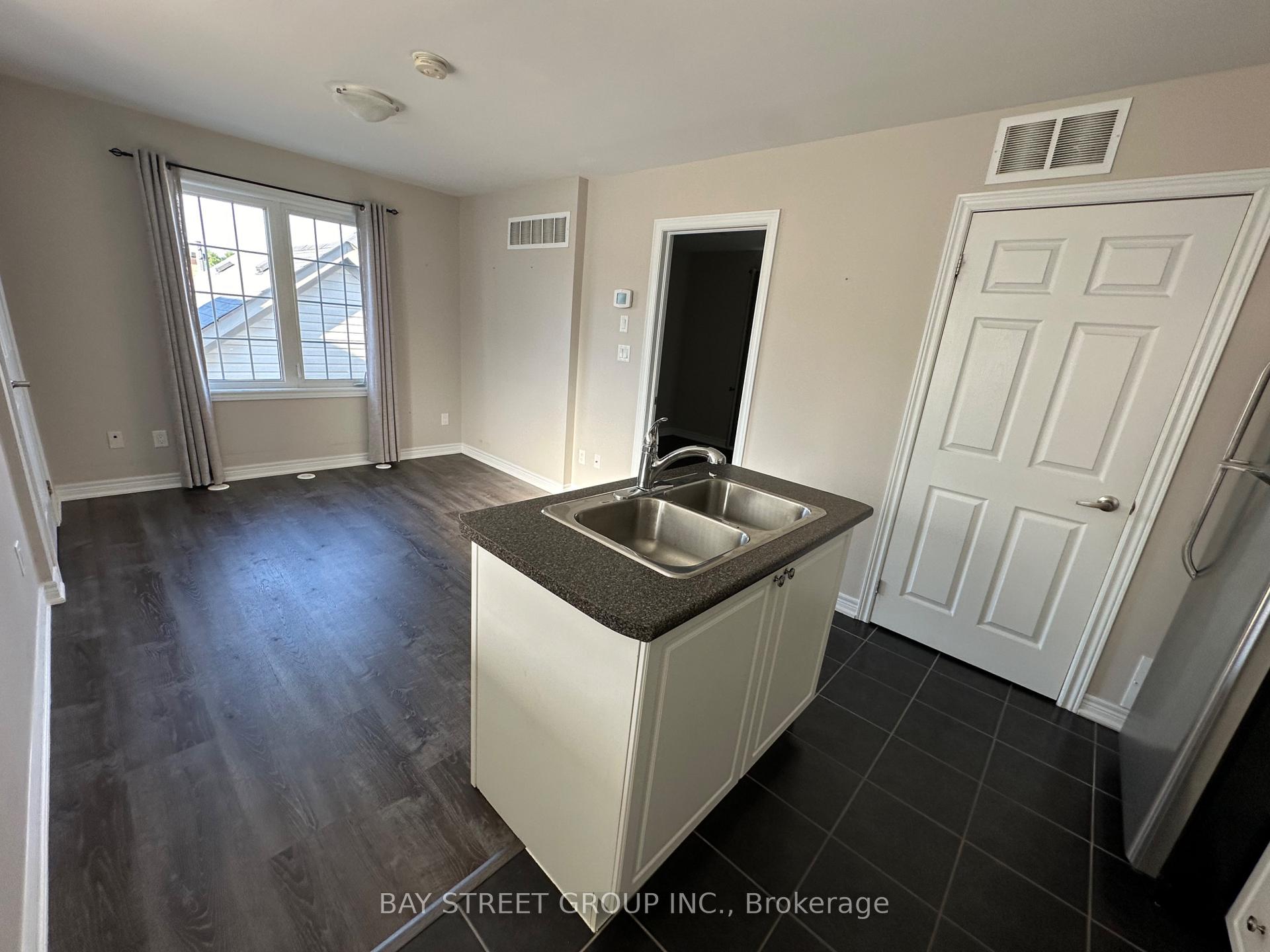 Photo 5 of Unit Coach, 21 Duncan Road, Markham, Cornell — HOMEH