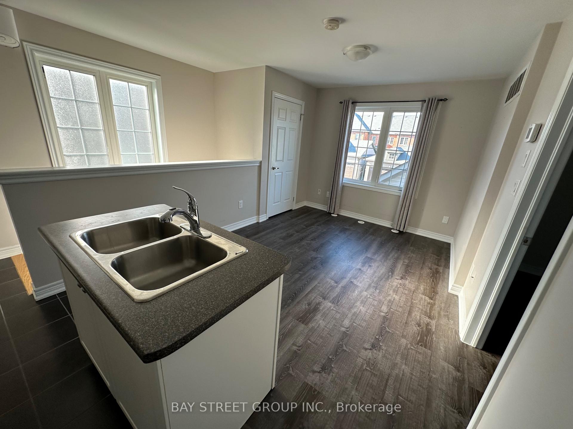 Photo 8 of Unit Coach, 21 Duncan Road, Markham, Cornell — HOMEH