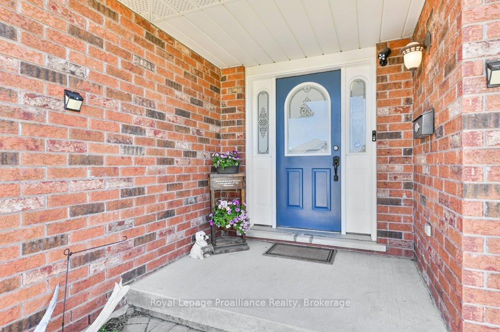 Photo 3 of 31 Hemlock Crescent, Belleville, Belleville Ward — HOMEH