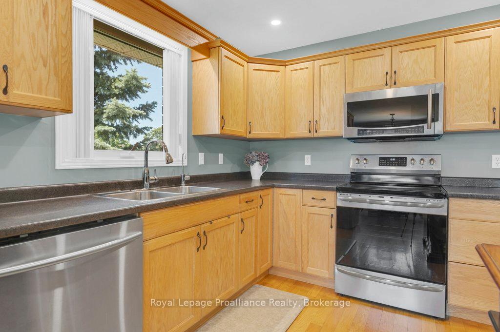 Photo 9 of 31 Hemlock Crescent, Belleville, Belleville Ward — HOMEH