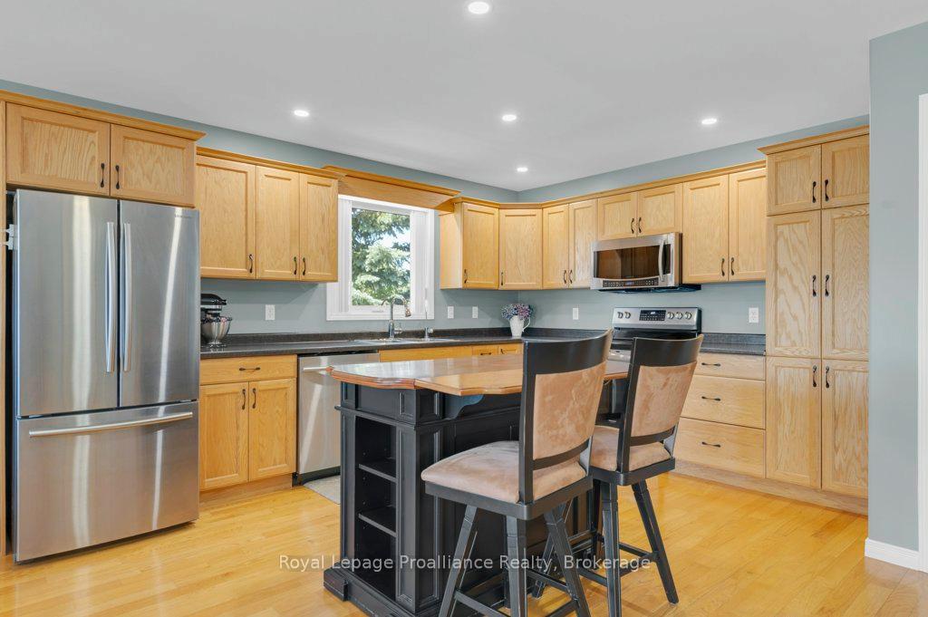 Photo 10 of 31 Hemlock Crescent, Belleville, Belleville Ward — HOMEH