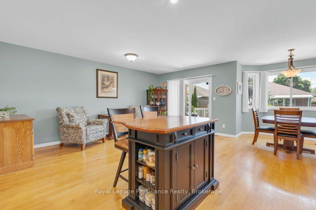 Photo 11 of 31 Hemlock Crescent, Belleville, Belleville Ward — HOMEH