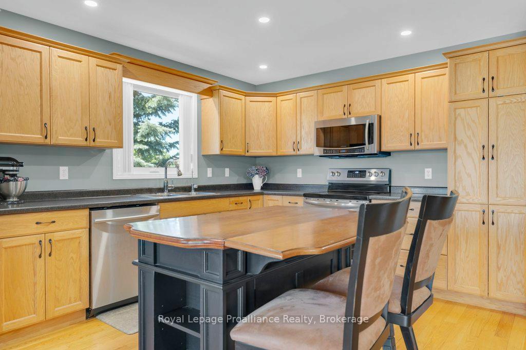 Photo 13 of 31 Hemlock Crescent, Belleville, Belleville Ward — HOMEH