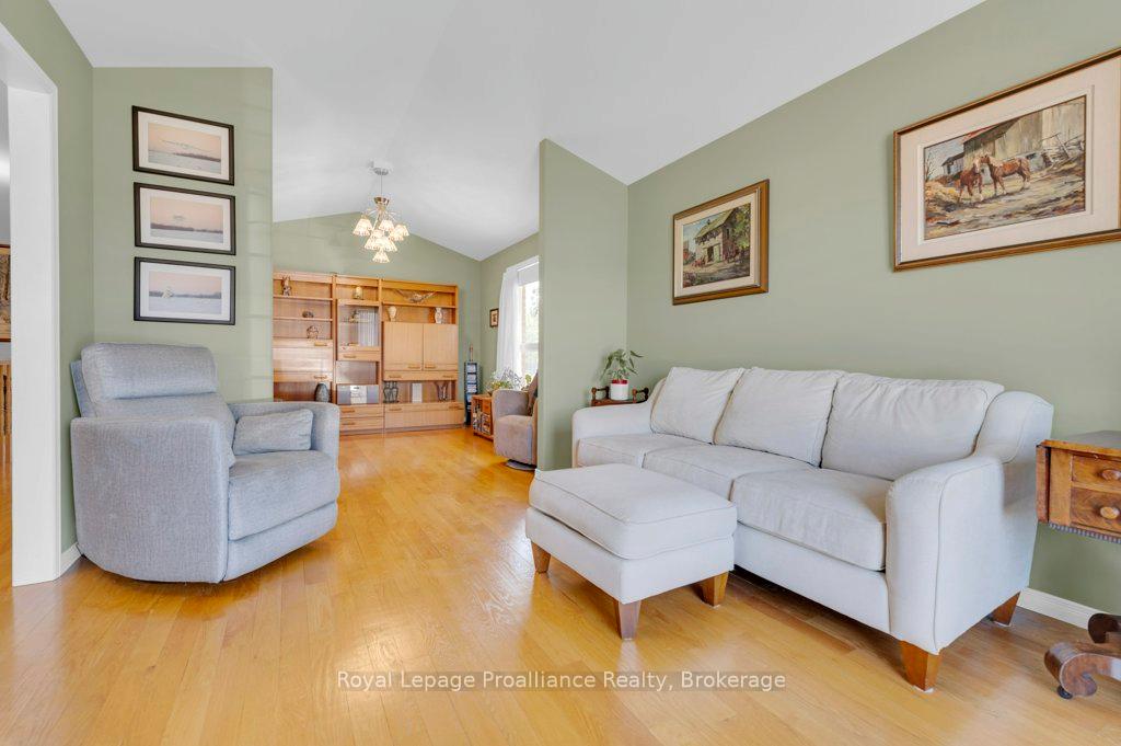 Photo 18 of 31 Hemlock Crescent, Belleville, Belleville Ward — HOMEH