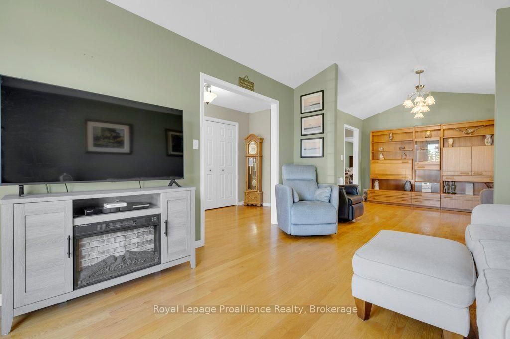Photo 21 of 31 Hemlock Crescent, Belleville, Belleville Ward — HOMEH