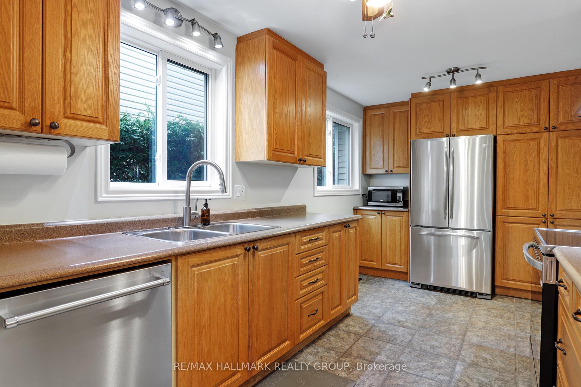 Photo 12 of 6126 Rivermill Crescent, Ottawa, Chapel Hill — HOMEH