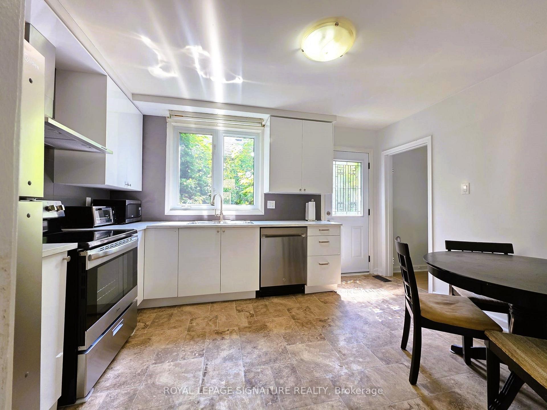 Photo 6 of 12 Lacewood Crescent, North York, Parkwoods-Donalda — HOMEH