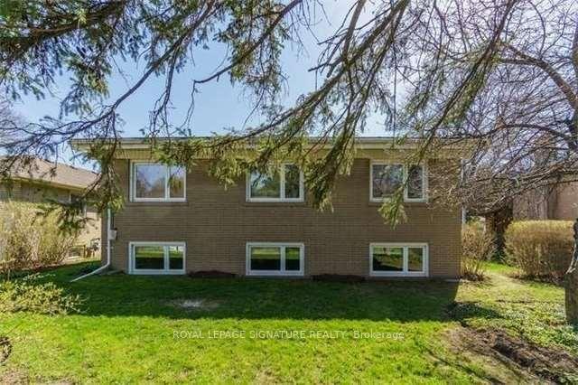 Photo 14 of 12 Lacewood Crescent, North York, Parkwoods-Donalda — HOMEH