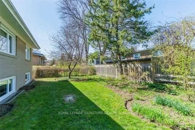 Photo 16 of 12 Lacewood Crescent, North York, Parkwoods-Donalda — HOMEH