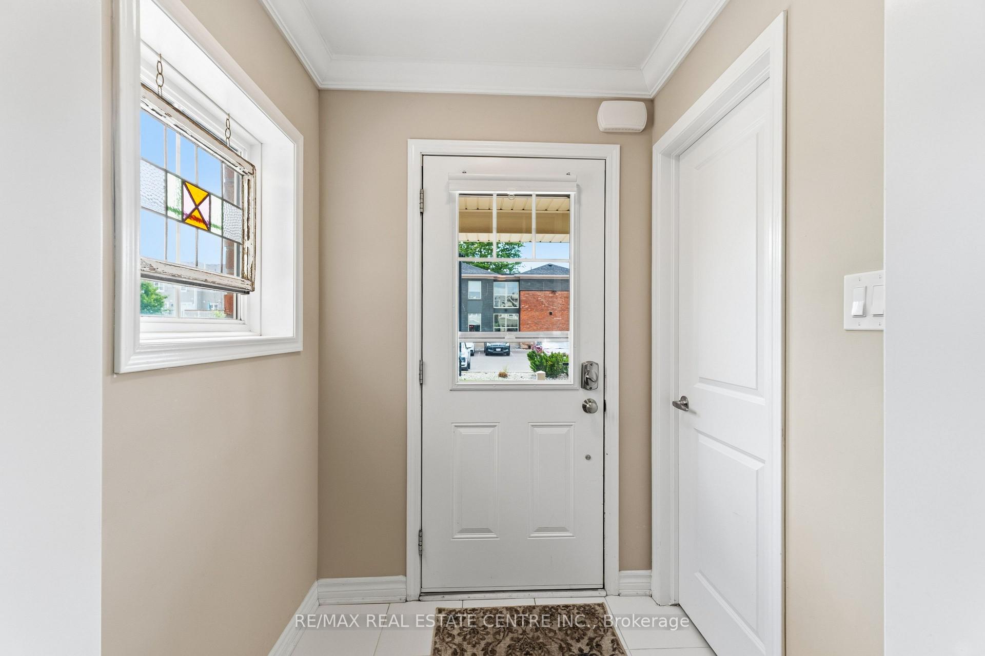 Photo 3 of Unit 33, 22 Spring Creek Drive, Hamilton, Waterdown — HOMEH